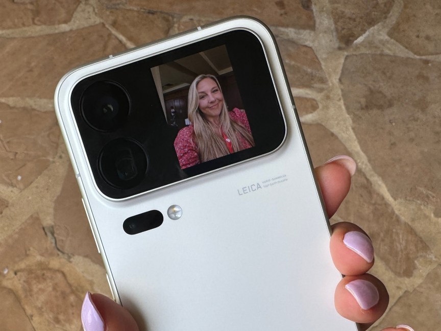 Xiaomi 18 Pro's rear display