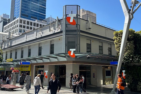 A new roof with an attached digital billboard for advertising is planned at 136 Queen Street in Queen Street Mall. 