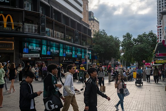 There are multiple public screens now through Queen Street Mall, above KFC, Optus and next to Uptown. 
