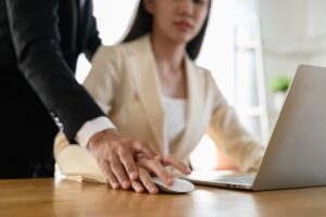 Dear Abby: I still want to date my co-worker after breaking things off with her