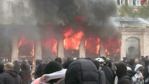 Video. Tourism office set ablaze during cost-of-living protests in Lyon