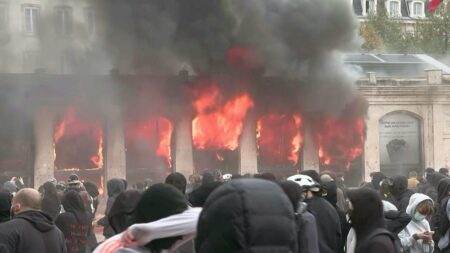Video. Tourism office set ablaze during cost-of-living protests in Lyon