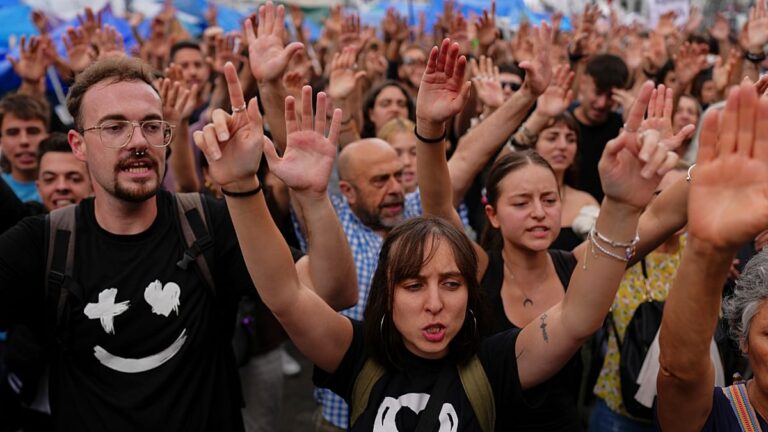 Sánchez begins reflection on early election as protesters call for general strike