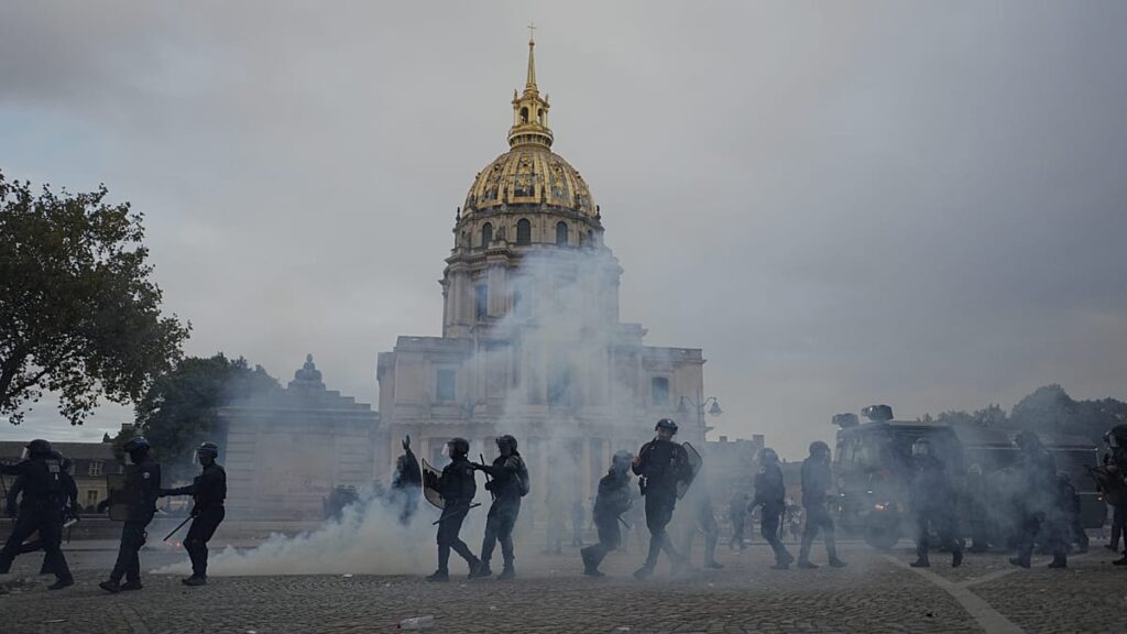 Violence in Paris as tens of thousands attend France student protests