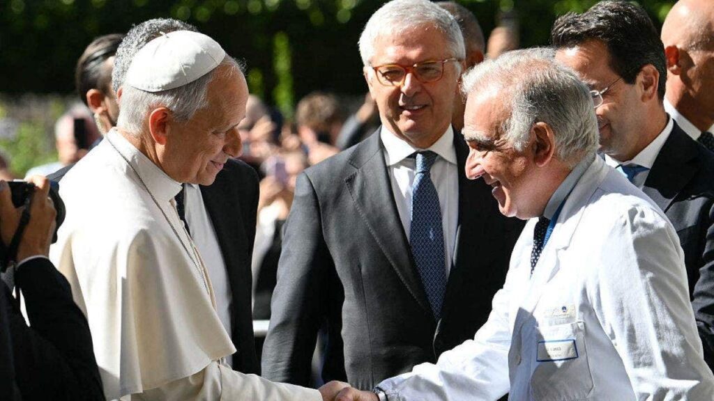 Pope Leo arrives at hospital for surgery to remove lung nodule