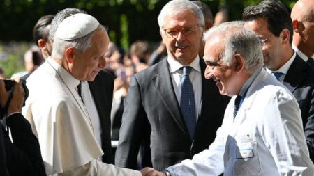 Pope Leo arrives at hospital for surgery to remove lung nodule