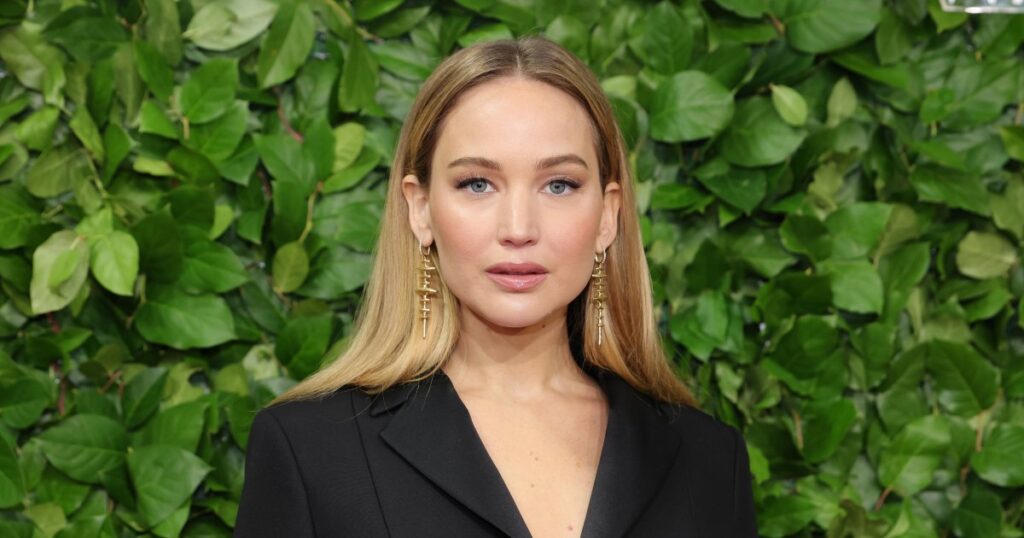 Jennifer Lawrence’s $1,015 ‘Golf Handle’ Bag Is *so* Much Sleeker Than a Crossbody — The Look for $28