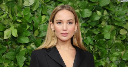 Jennifer Lawrence’s $1,015 ‘Golf Handle’ Bag Is *so* Much Sleeker Than a Crossbody — The Look for $28