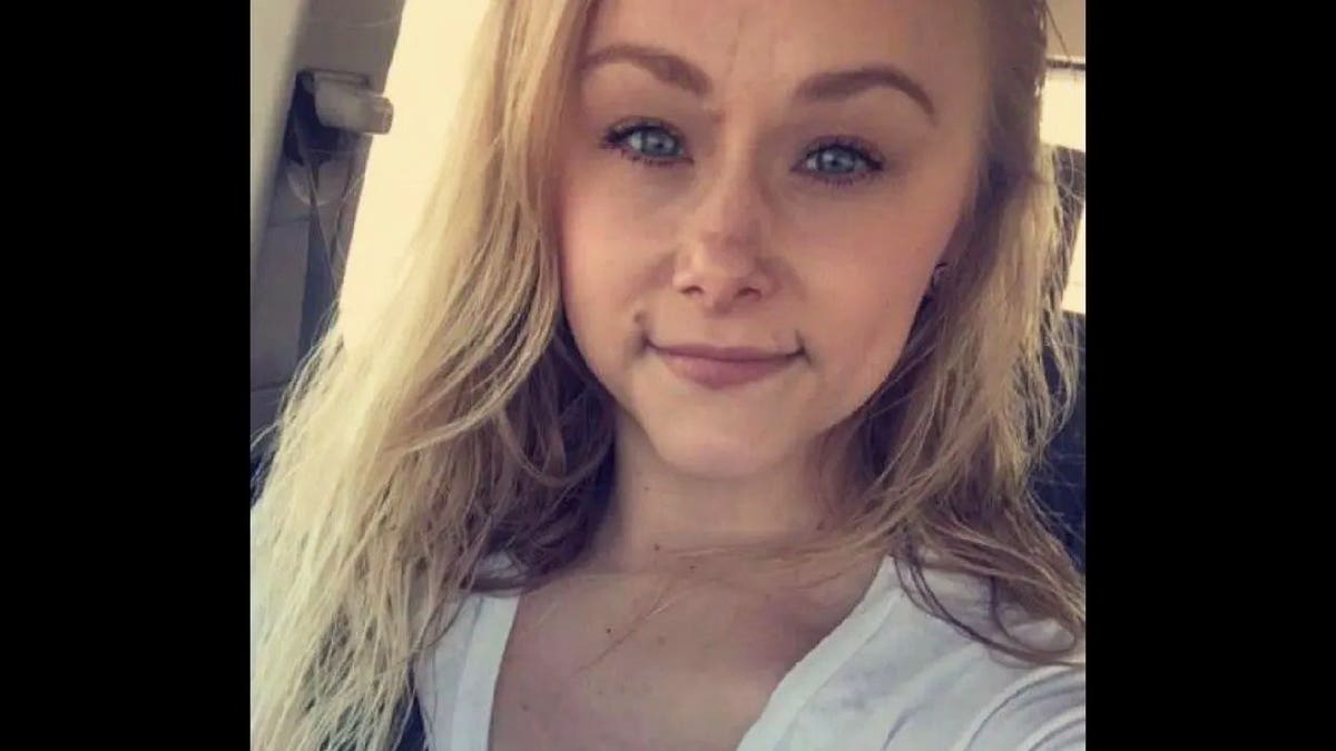 Sydney Loofe selfie.
