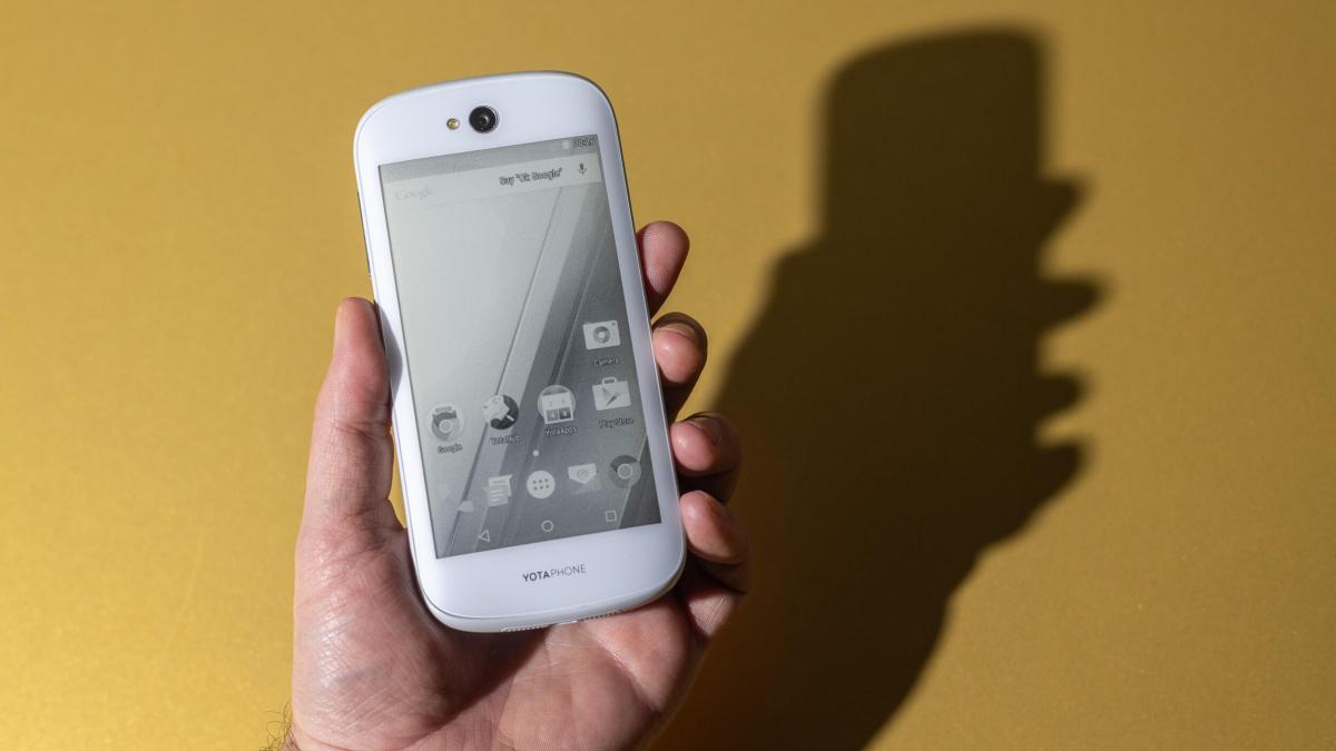 Image of a hand holding the Russian YotaPhone 2