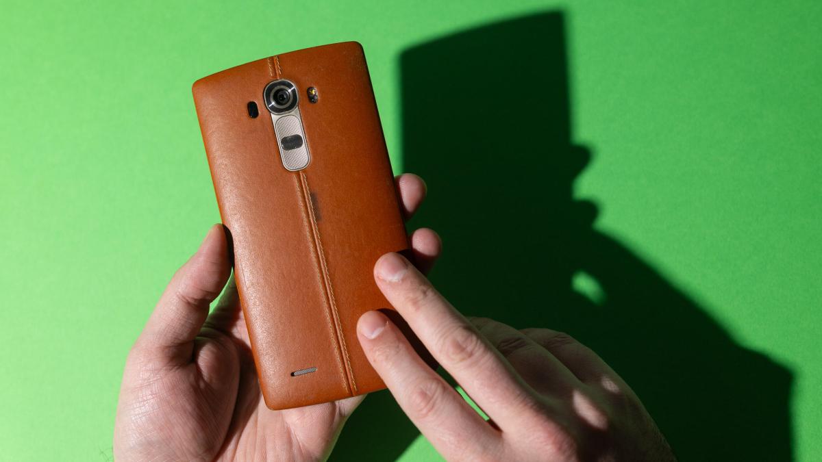Hands holding the LG G5, which is wrapped in leather