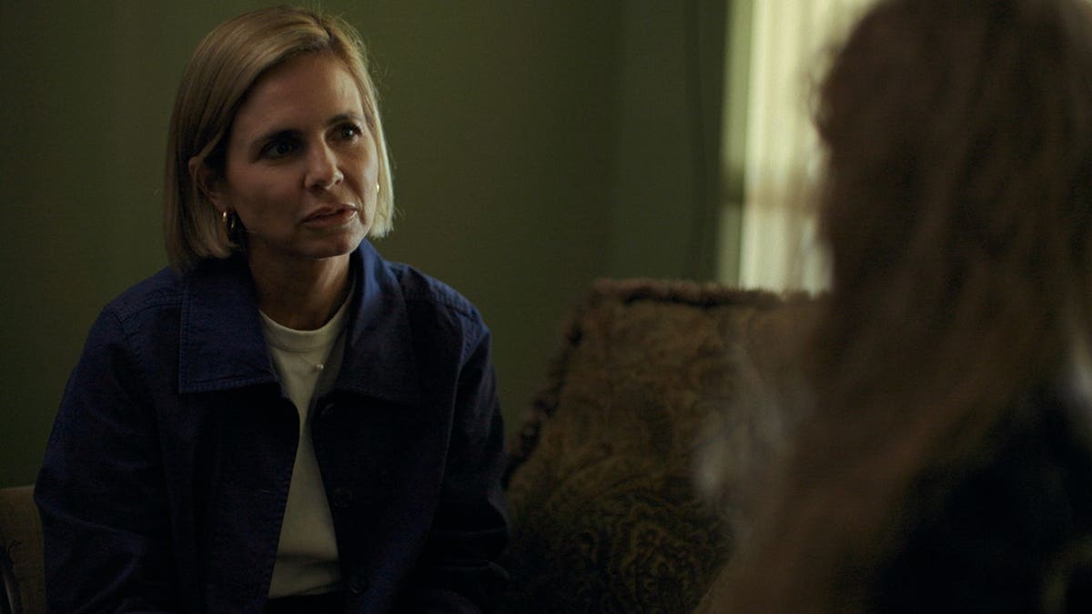 Mariana van Zeller interviews Leslie, a scam victim, in Louisiana.