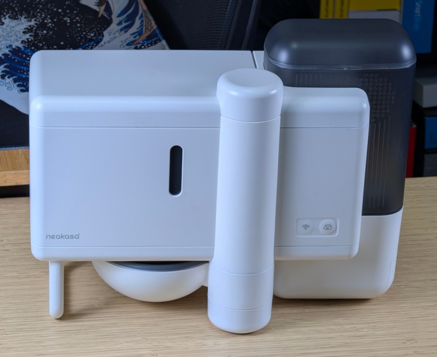 neakasa-riko-smart-pet-feeder-on-desk.jpg