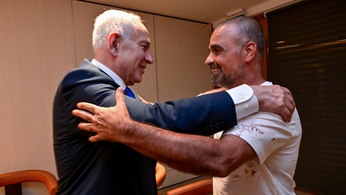Israeli Prime Minister Benjamin Netanyahu embraces passenger on Flydubai flight