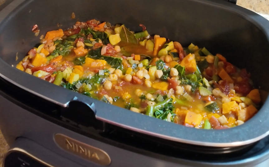 Vegetable soup in a multi-cooker.